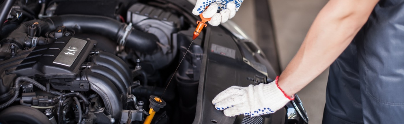 Mechanic changing engine oil - Book Your Car Service Online in Nuneaton & Hinckley